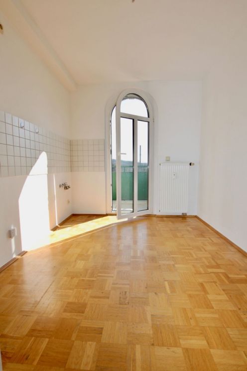 5-Raum ! • Wohnung • mit Parkett • zwei Balkone • Stellplatz • Neukirchen • am Wasserschloss
