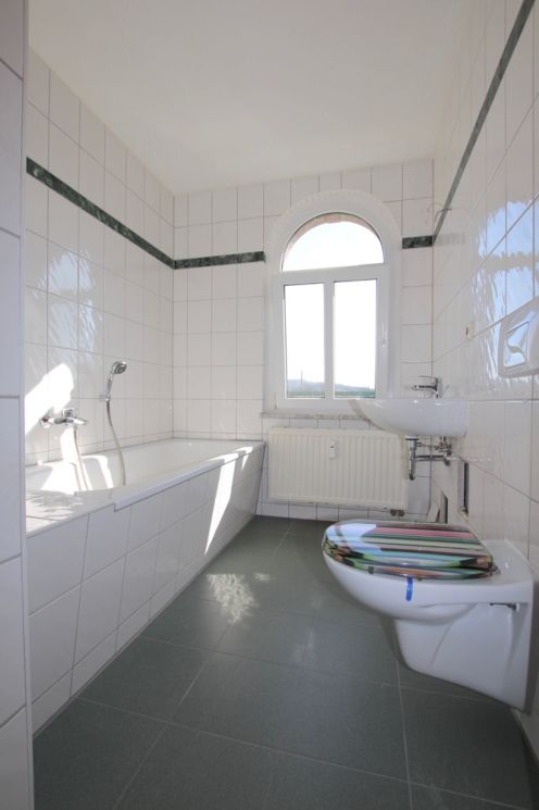 5-Raum ! • Wohnung • mit Parkett • zwei Balkone • Stellplatz • Neukirchen • am Wasserschloss
