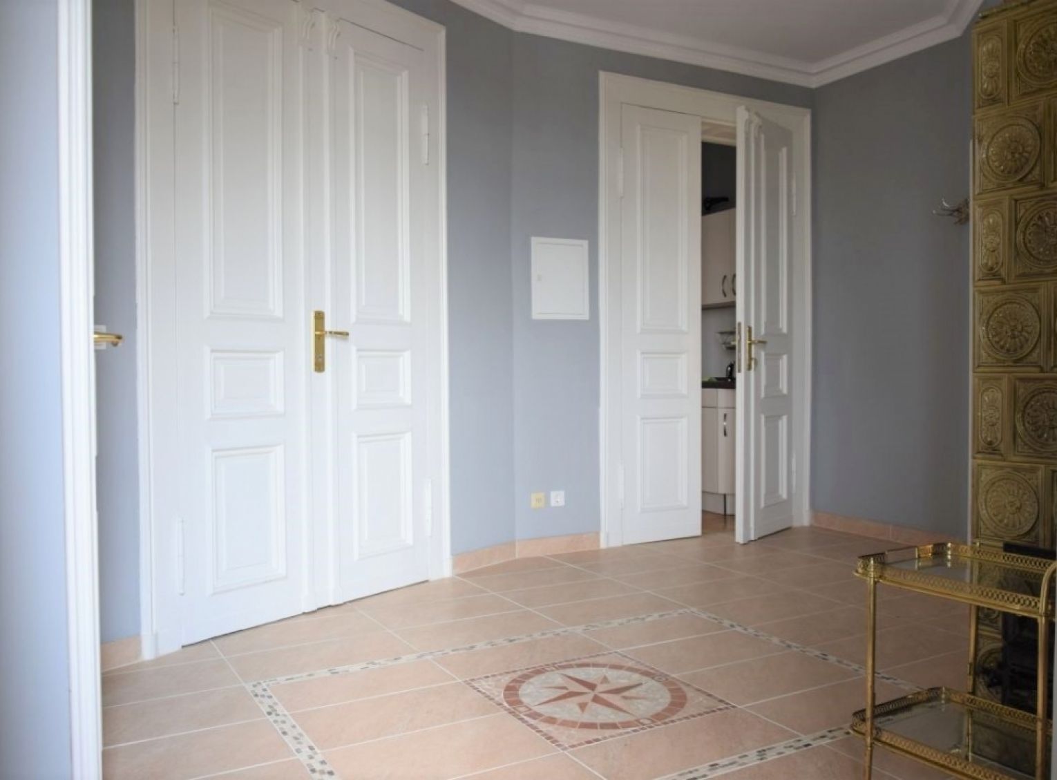Jugendstil • Stuck • Einbauküche • 3-Zimmer • Balkon • Wohlfühlatmosphäre • Kachelofen (Deko) • TOP!