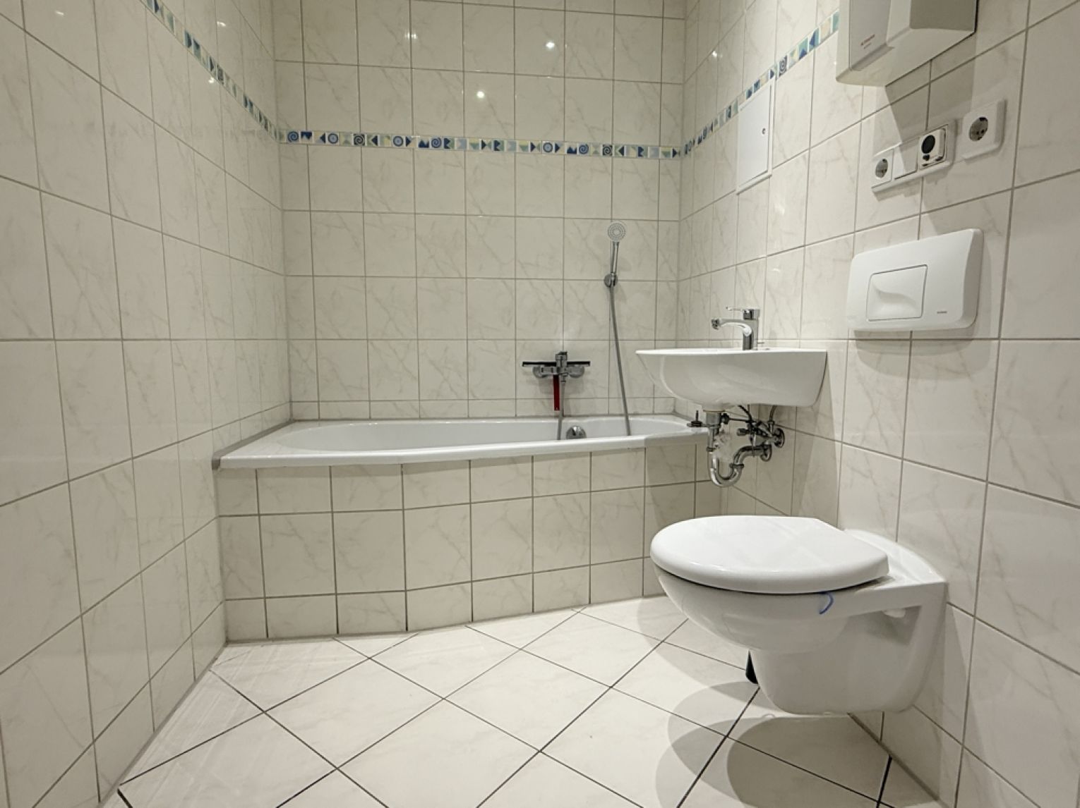 TOP • 2-Zimmer Wohnung • in Kappel • Balkon • modernes neues Laminat • mit Wanne • jetzt mieten !?