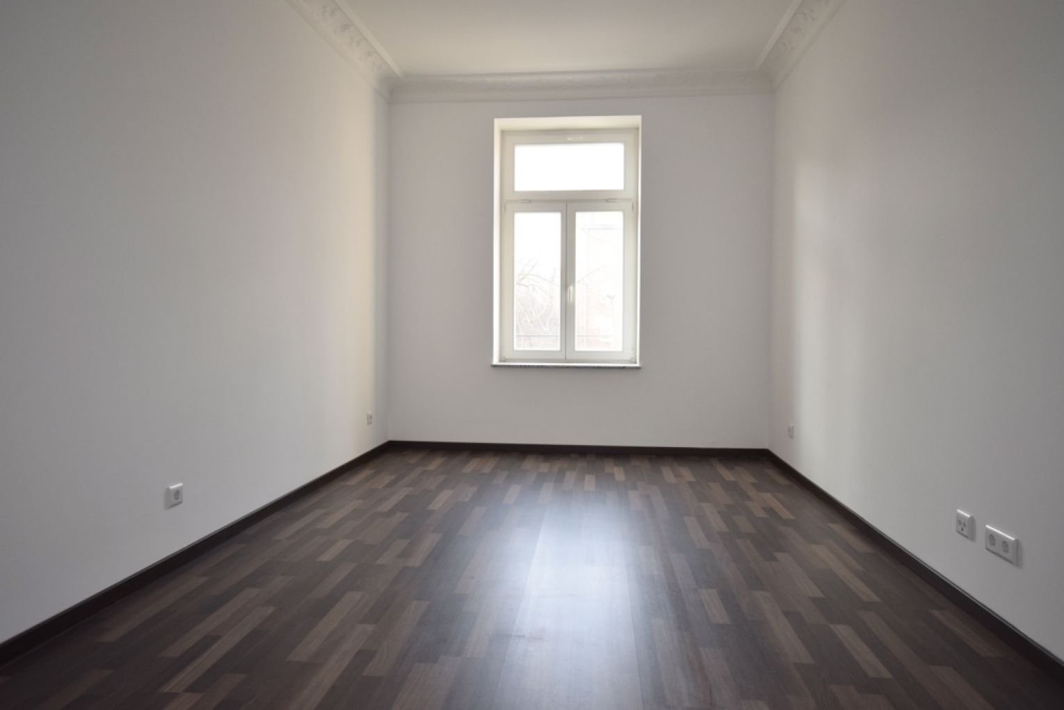 tolles Ambiente • Fussbodenheizung • 2 Zimmer • Sonnenbalkon • Laminat • historische Elemente • TOP!