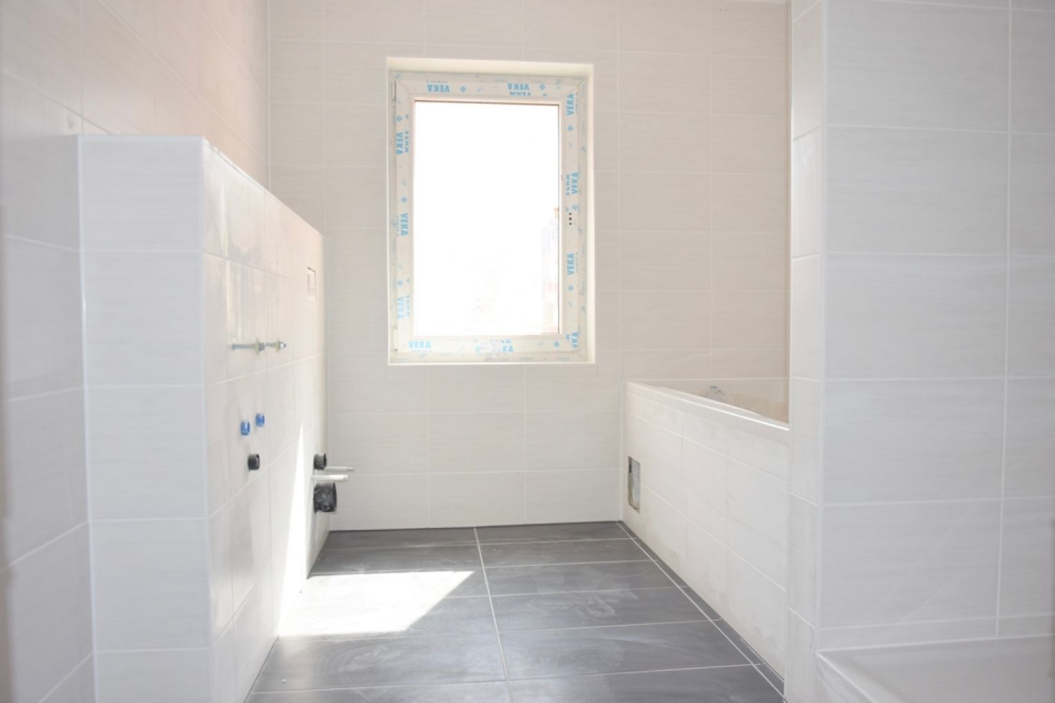 TOP! • Balkon • 2 Zimmer • helle Wohnküche • modernes Tageslichtbad mit Wanne+Dusche • Zentrumsnah