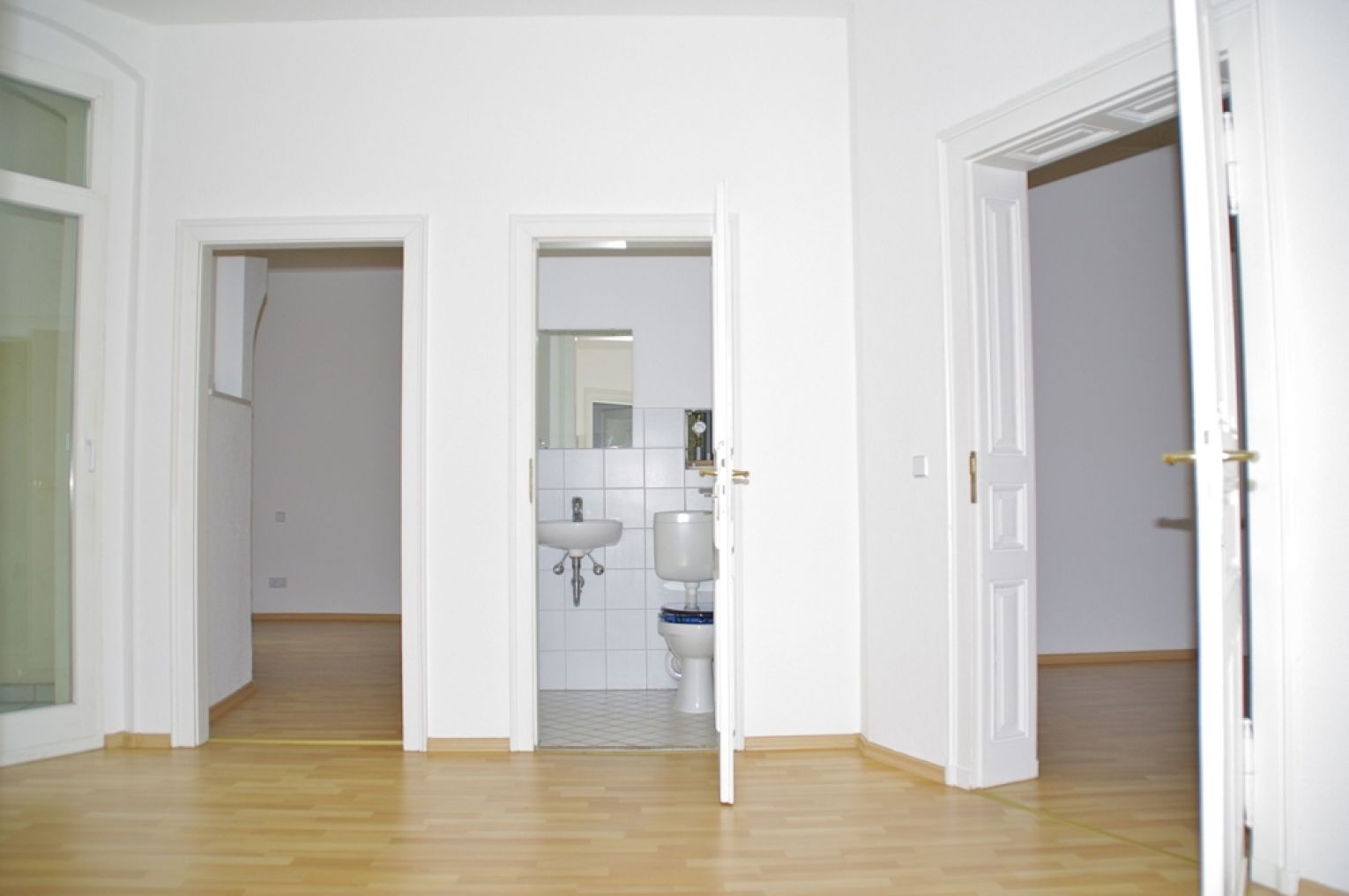 5 Zimmer • Jugendstil • 2 Bäder • große alte Stiltüren • Stuckdecken • Balkon • schnell Termin holen