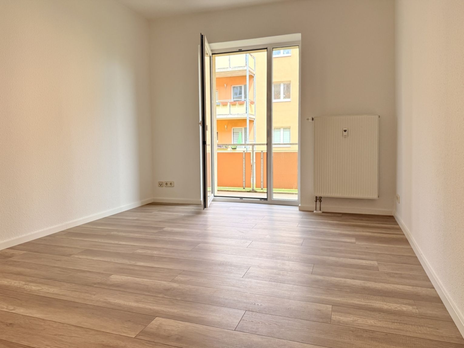 Tageslichtbad mit Wanne • 2 Zimmer • am Heimgarten • Balkon • Top-Preis! • Neues Laminat