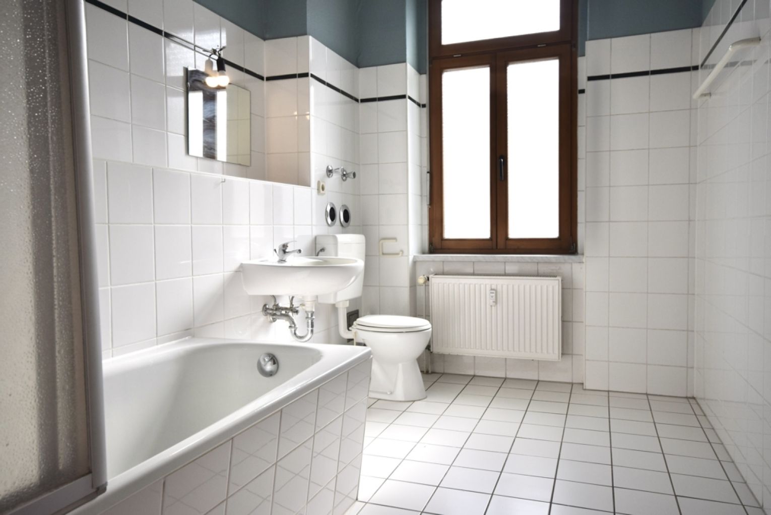 2 Zimmer • Bad mit Fenster • Einbauküche • hell & sonnig • Haus mit Aufzug • Was will man mehr :-) - Foto 2