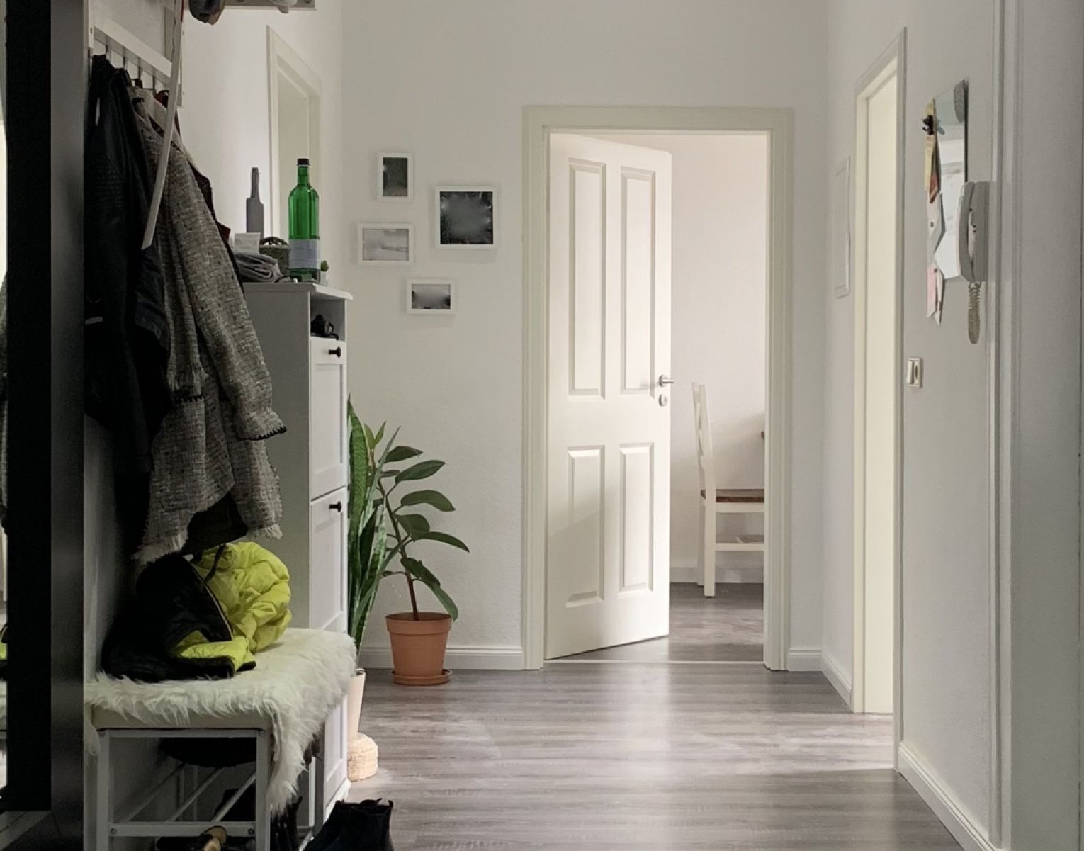 3 Zimmer • große Aussenterrasse • Wohnküche • Tageslichtbad mit Eckwanne • weiße Stiltüren • Termin?