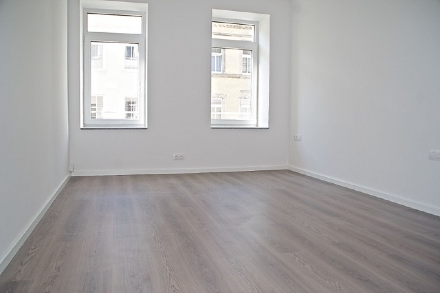 4 Zimmer • Fussbodenheizung • 2 Bäder • Balkon • schickes Laminat • Stellplatz • offene Küche • TOP!