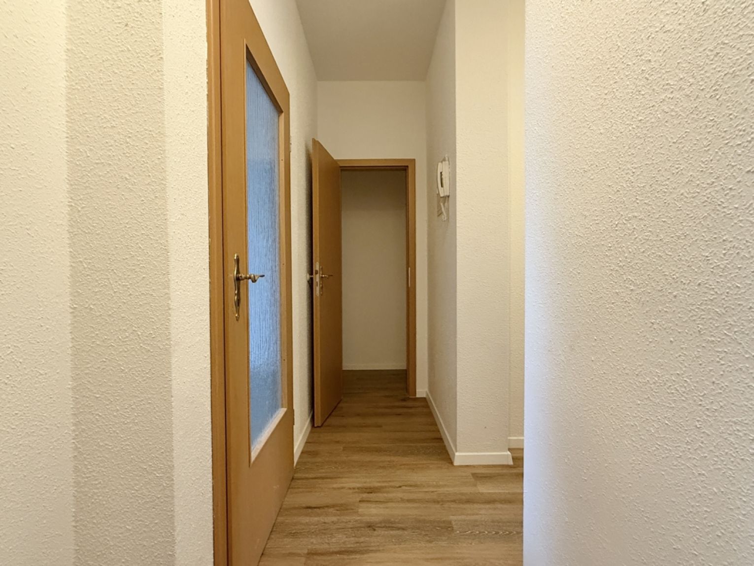 3-Raum Wohnung • frisch renoviert • Bad mit Wanne • Stellplatz • Dachschrägen • Termin vereinbaren?