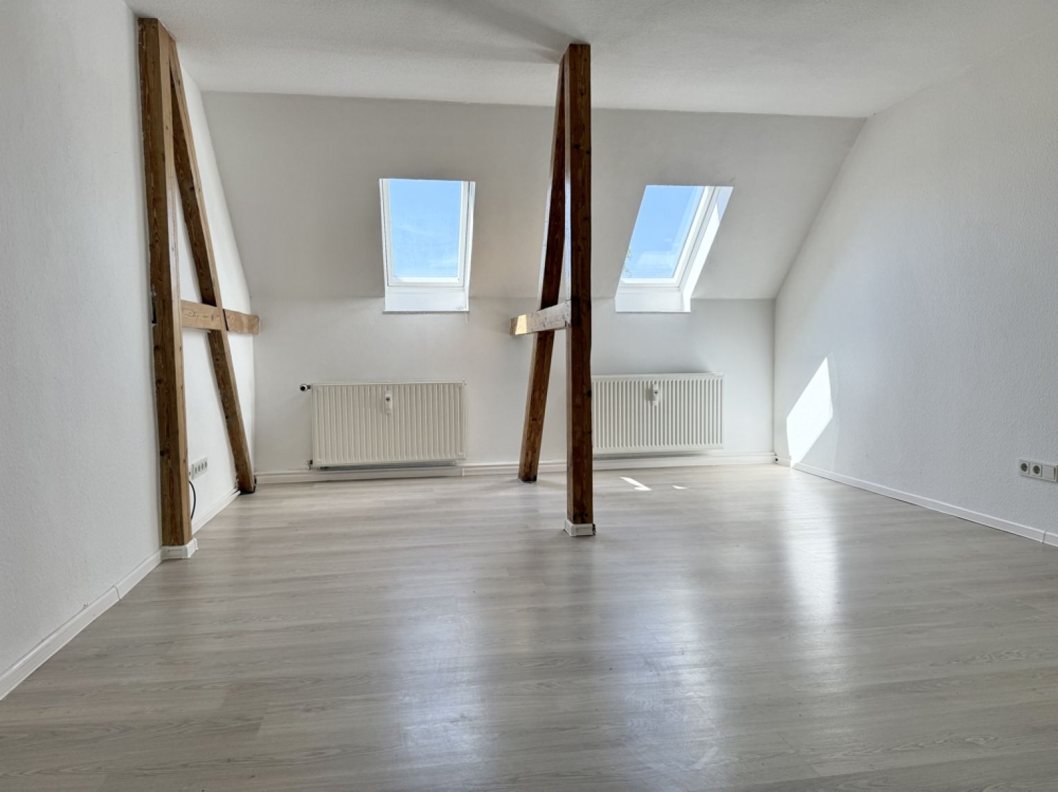 viiiel Platz • 2 Zimmer • Einbauküche • Dusche & Wanne • Tageslichtbad • Dachgeschoss