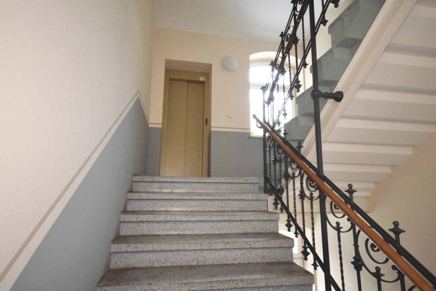 Kaßberg • 3 Zimmer • Balkon • Parkett • Bad mit Wanne • Aufzug • Dachgeschoss-Flair • Anschauen !?