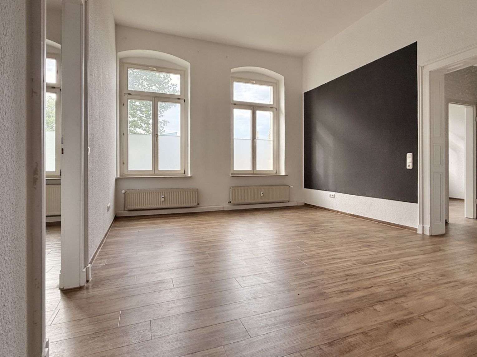 Tolles Ambiente • 5 Räume • Sanitäranlage mit Dusche • Stuck • Portaltüren • Kanzlei? • Büro?