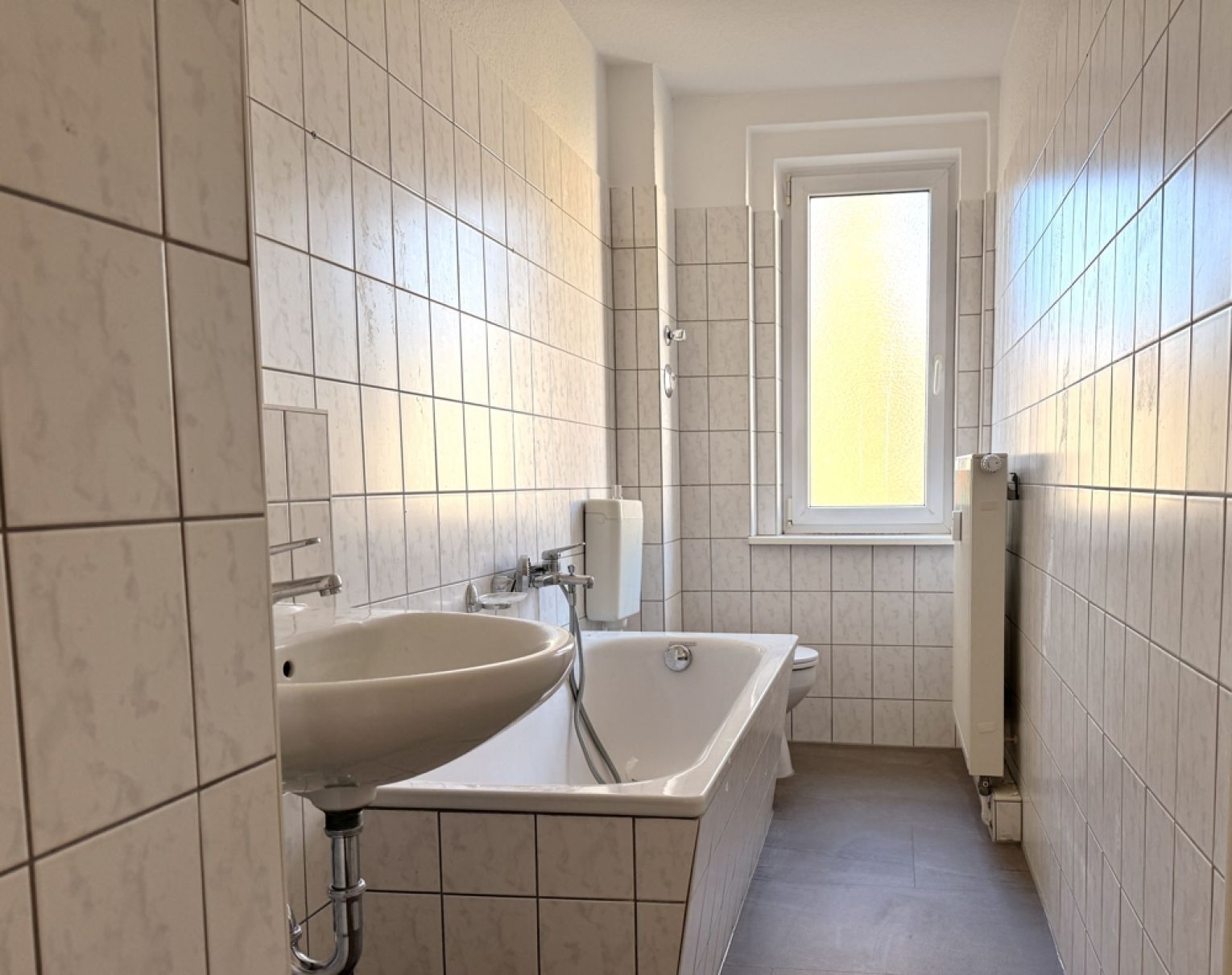 2 Zimmer • Balkon • Tageslichtbad mit Wanne • renoviert • Sonnig • Stellplatz • Besichtigungstermin