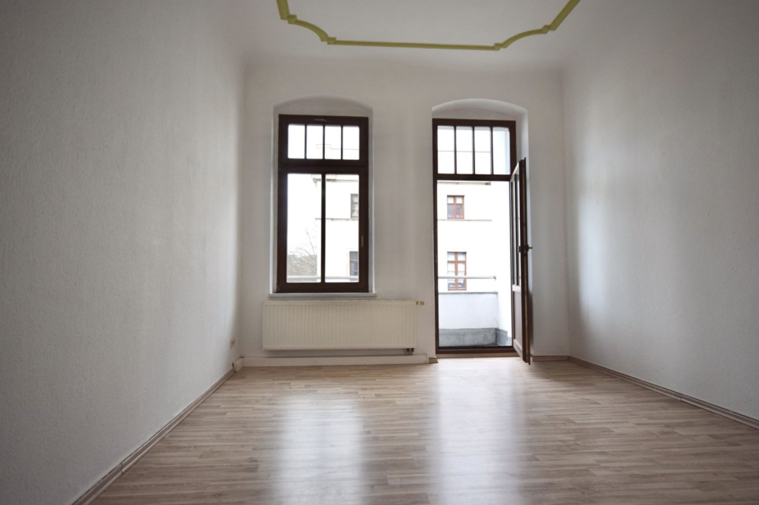 3-Zimmer • Wohnung • Laminat • City-Nähe • Balkon • Echtholztüren • Schloßteichnähe • Bad mit Wanne