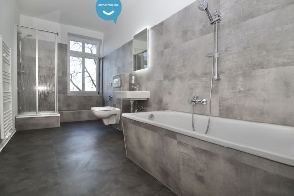2 Zimmer • Bad mit Wanne, Dusche und Fenster • großer Balkon • modernes Laminat • in Hilbersdorf