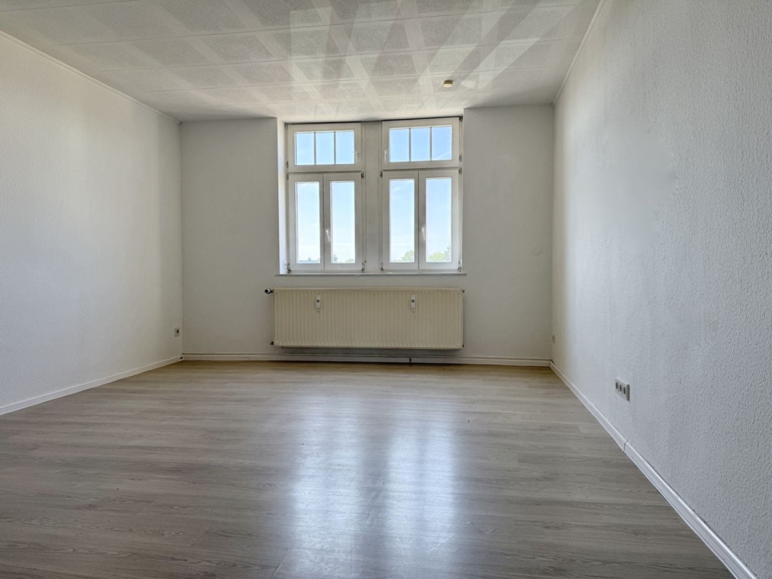 viiiel Platz • 2 Zimmer • Einbauküche • Dusche & Wanne • Tageslichtbad • Dachgeschoss