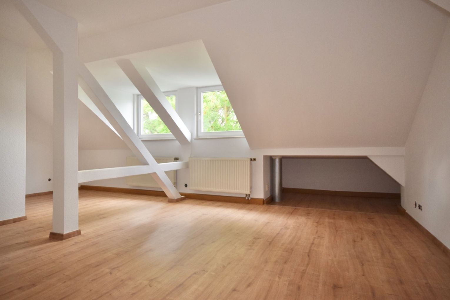Dachgeschoss • Kaßberg • 2 Raum Apartment • Bad mit Dusche • neues Laminat • Einbauküche • Kaßberg