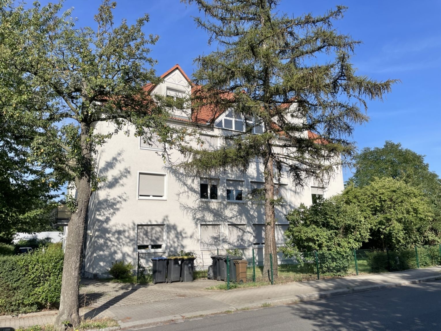 eindrucksvolle Glasfront • Tageslichtbad mit Wanne • Stellplatz • Laminat • sofort beziehbar • TOP!