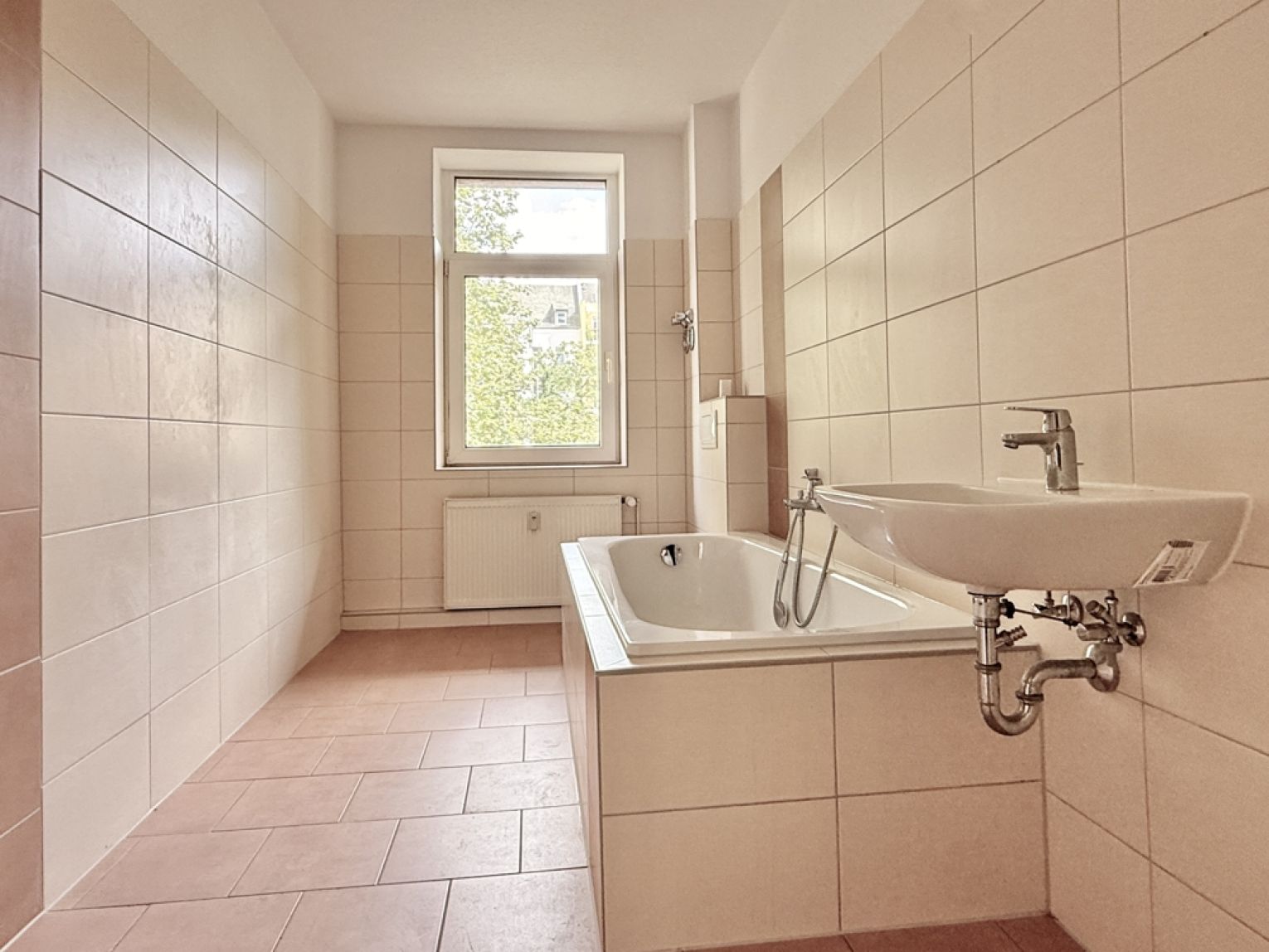 4 Raum • 2 moderne Bäder • Wohnküche • Balkon • Laminat • ruhige Lage • 2.Etage • top Raumaufteilung
