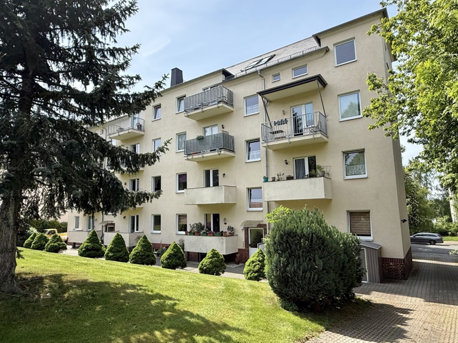 2-Raum • ruhige Lage • Chemnitz • mit Balkon • viel Grün • Laminat • Tageslichtbad • Anmieten!