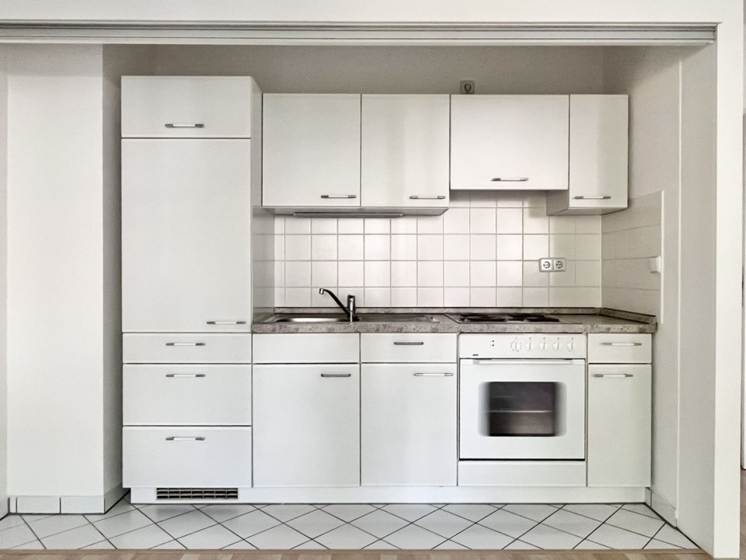 Tiefgaragenstellplatz • Einbauküche • 2-Raum-Wohnung • Schloßchemnitz  • Balkon • bald wieder frei