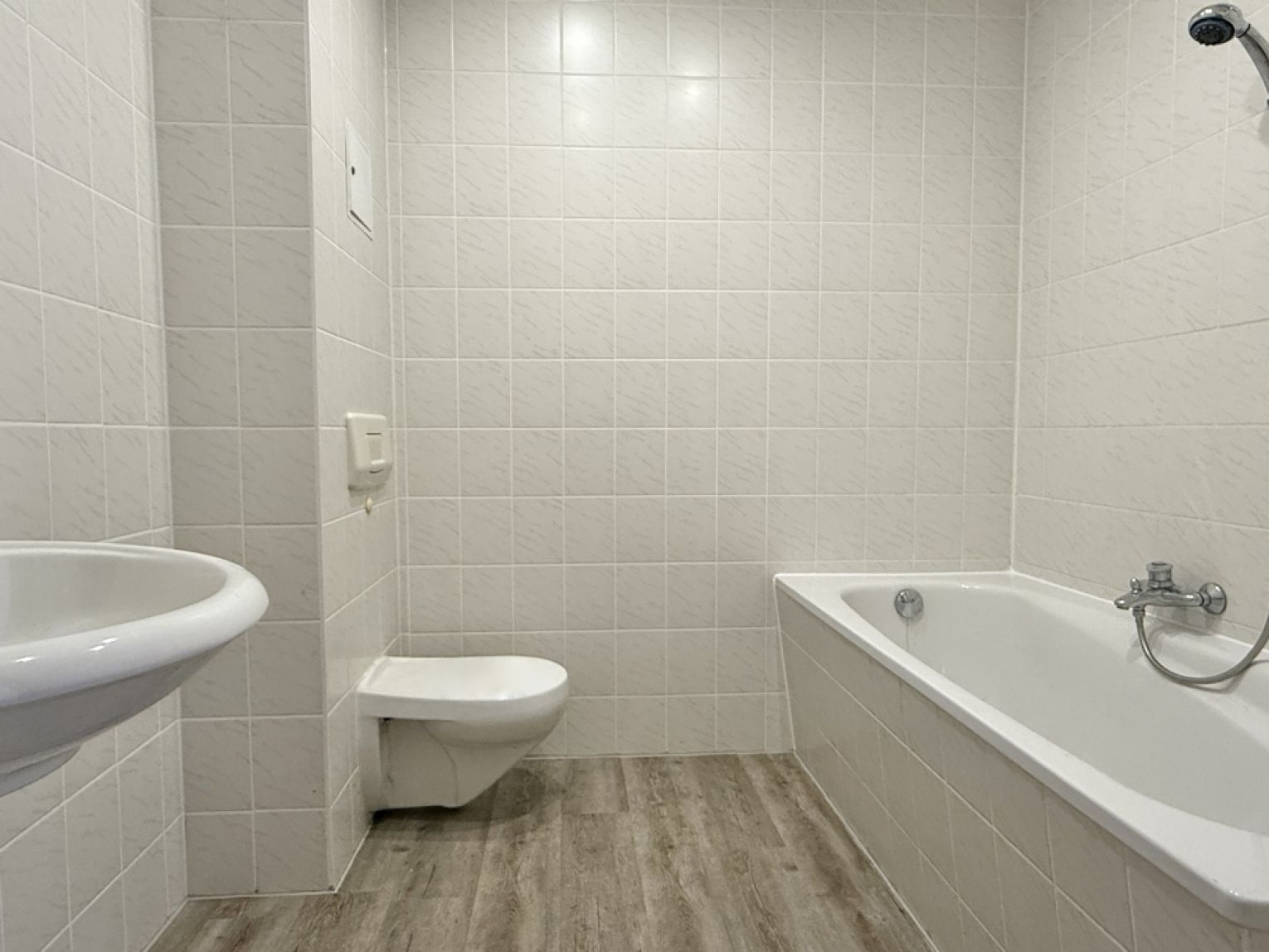 3-Zimmer • Balkon • Bad mit Wanne • Laminat • ruhige Lage • Laminat • nicht warten!
