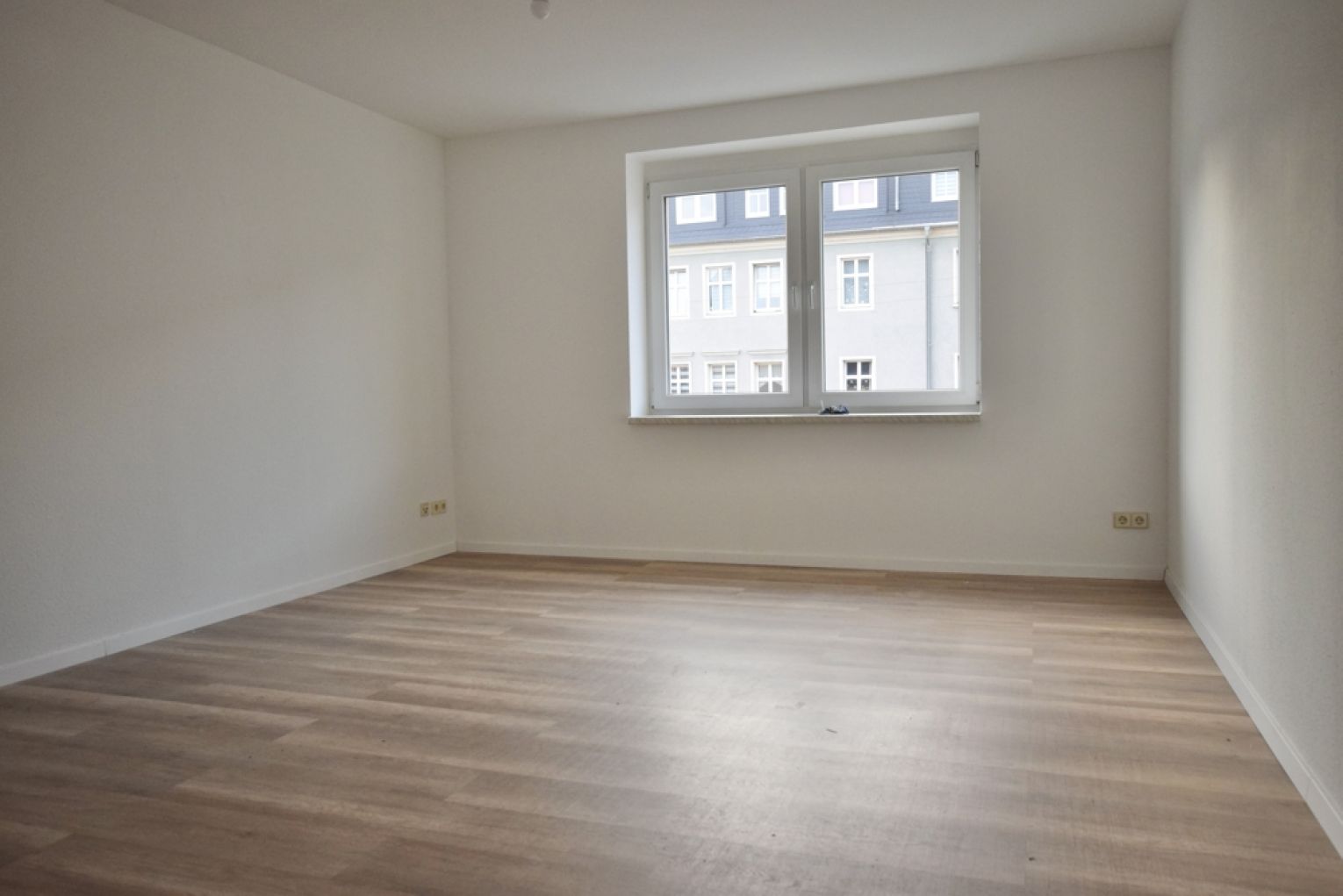 TOP • Laminat • 5-Zimmer • Laminat  • 2 Bäder mit Wanne & Fenster • gleich anschauen • Chemnitz