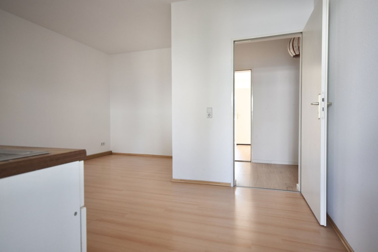 3 Zimmer Gewerbeeinheit • großer Balkon • neue Laminatverlegung bei Anmietung • günstige Lage • TOP