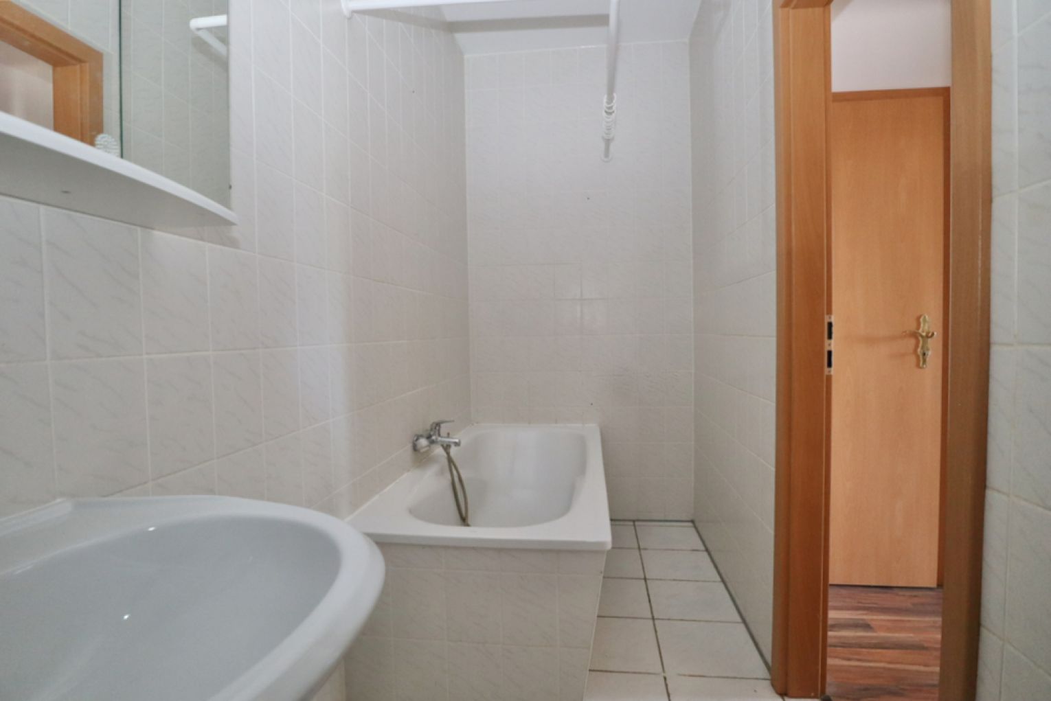 Ruhige Lage • Balkon • 3-Raum • Nussbaumlaminat • praktischer Grundriss • Bad mit Wanne • zur Miete