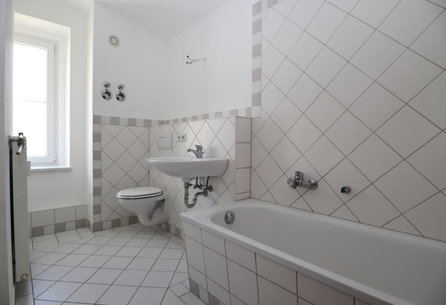 3-Zimmer • im Zentrum • Einbauküche • WG-geeignet • zur Miete  •  jetzt anrufen
