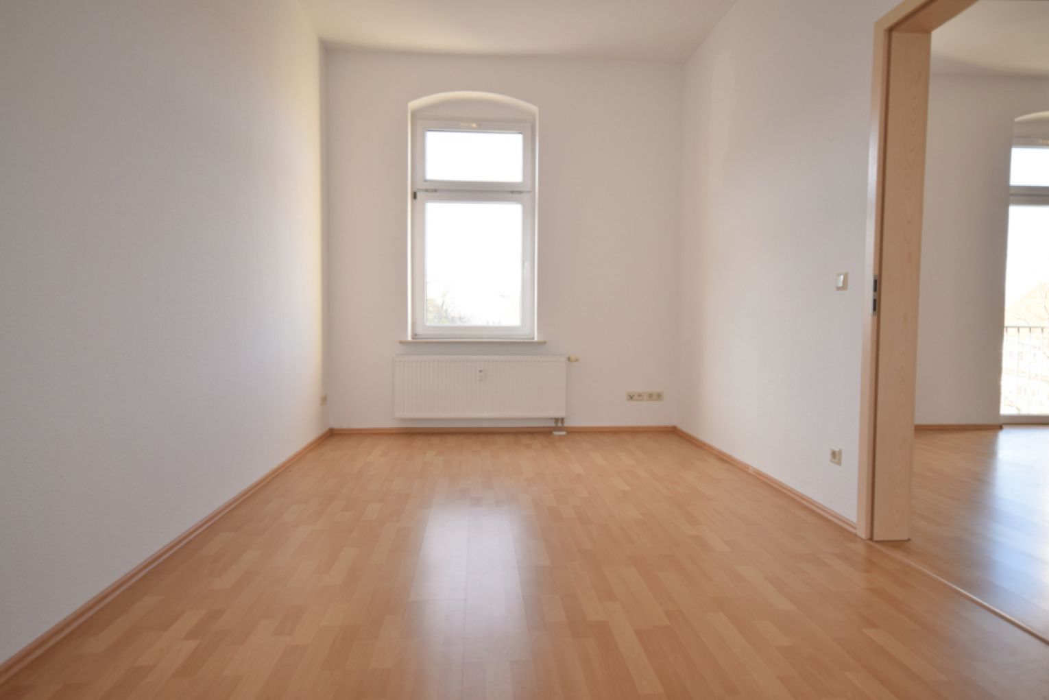 Uninah • 4 Zimmer • modernes Tageslichtbad mit Dusche • sonnig • Laminat • jetzt zugreifen !