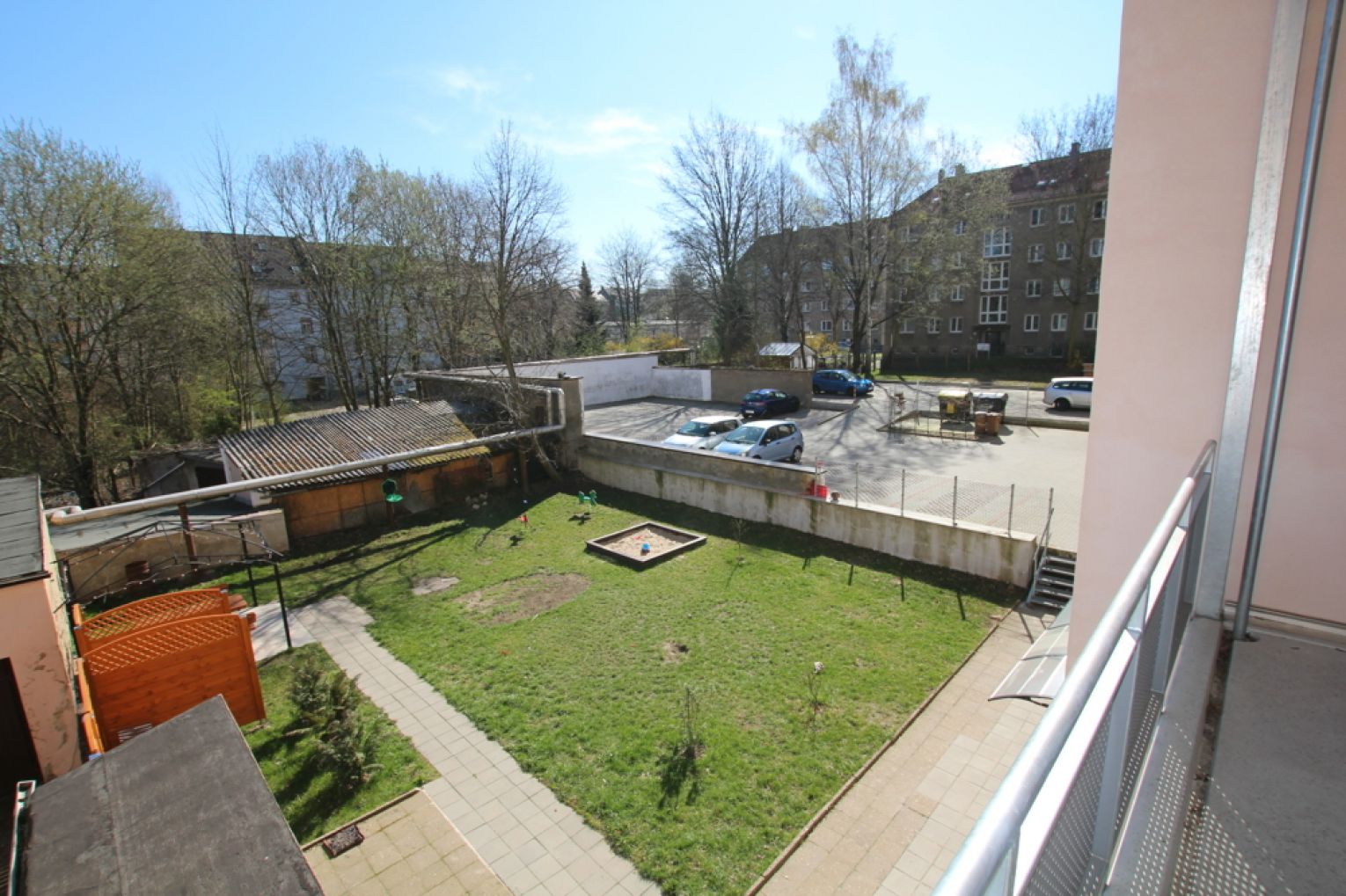 4 Zimmer • Fussbodenheizung • 2 Bäder • Balkon • schickes Laminat • Stellplatz • offene Küche • TOP!