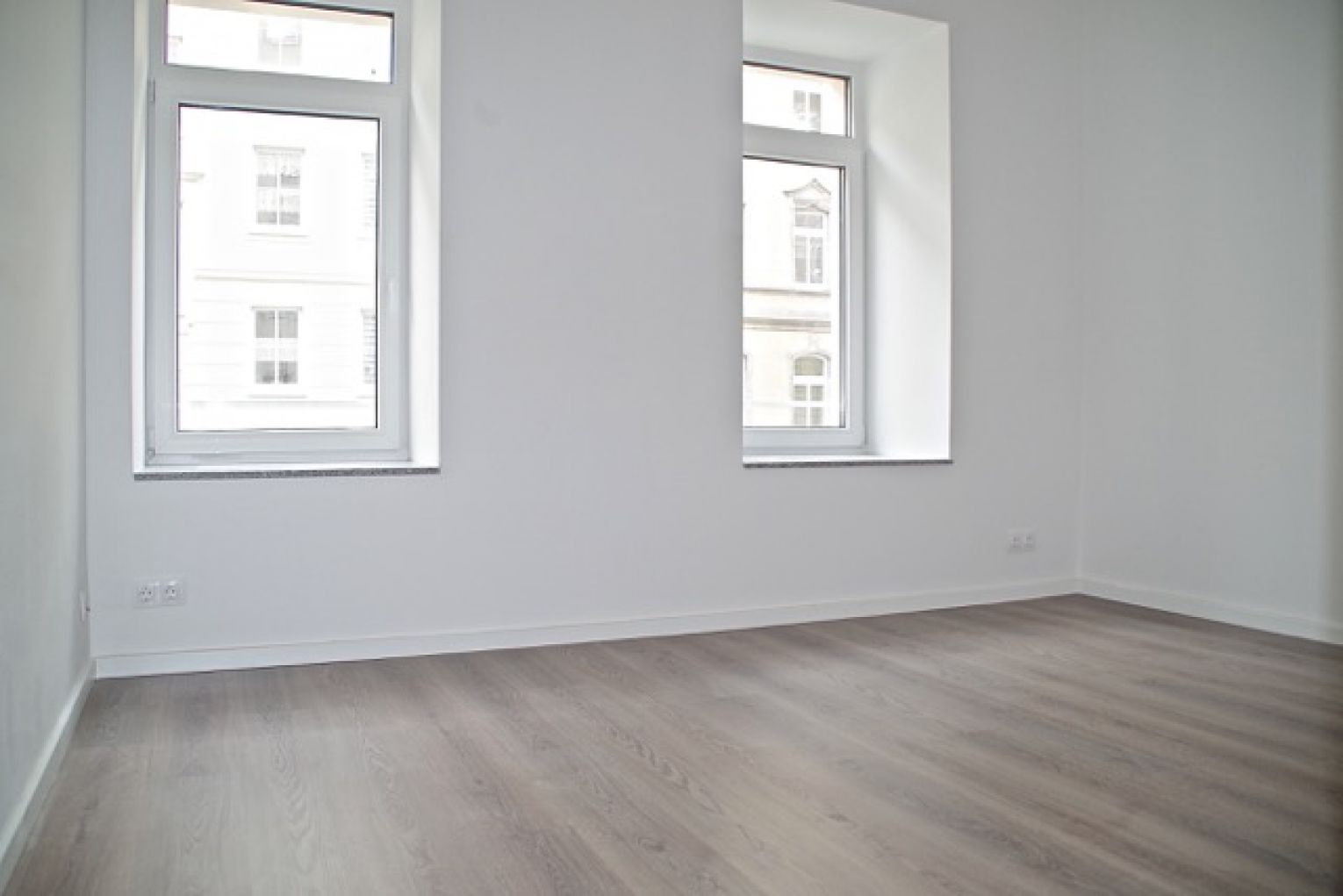 4 Zimmer • Fussbodenheizung • 2 Bäder • Balkon • schickes Laminat • Stellplatz • offene Küche • TOP!