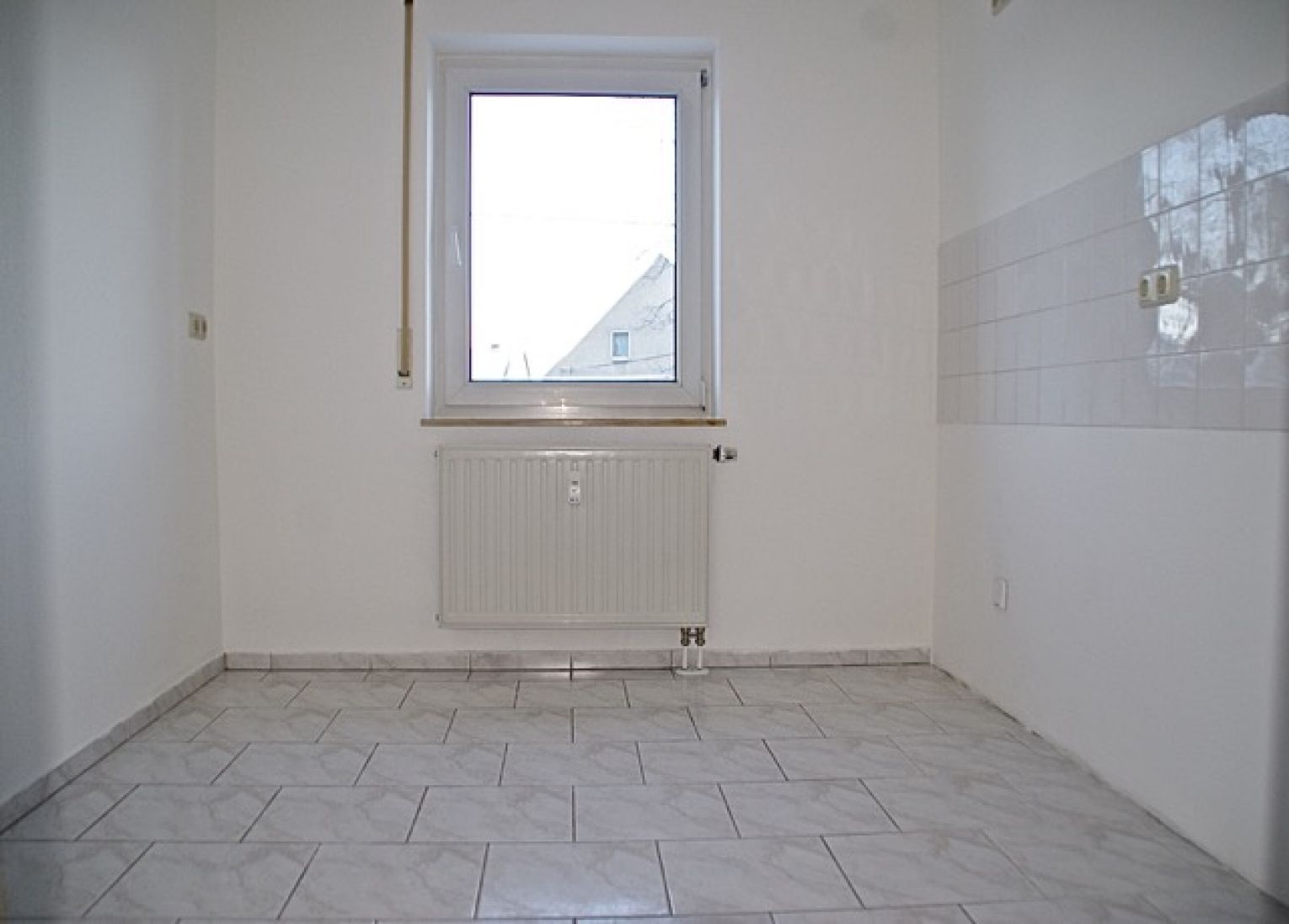 Große Terrasse • Sonnig • 3 Zimmer • ruhige Lage • Laminat • Bad mit Fenster • Stellplatz