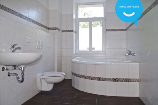 Balkon • 4-Raum • Fussbodenheizung • Bad mit Eckwanne • Stellplatz • Laminat • Wärmedämmung • TOP!