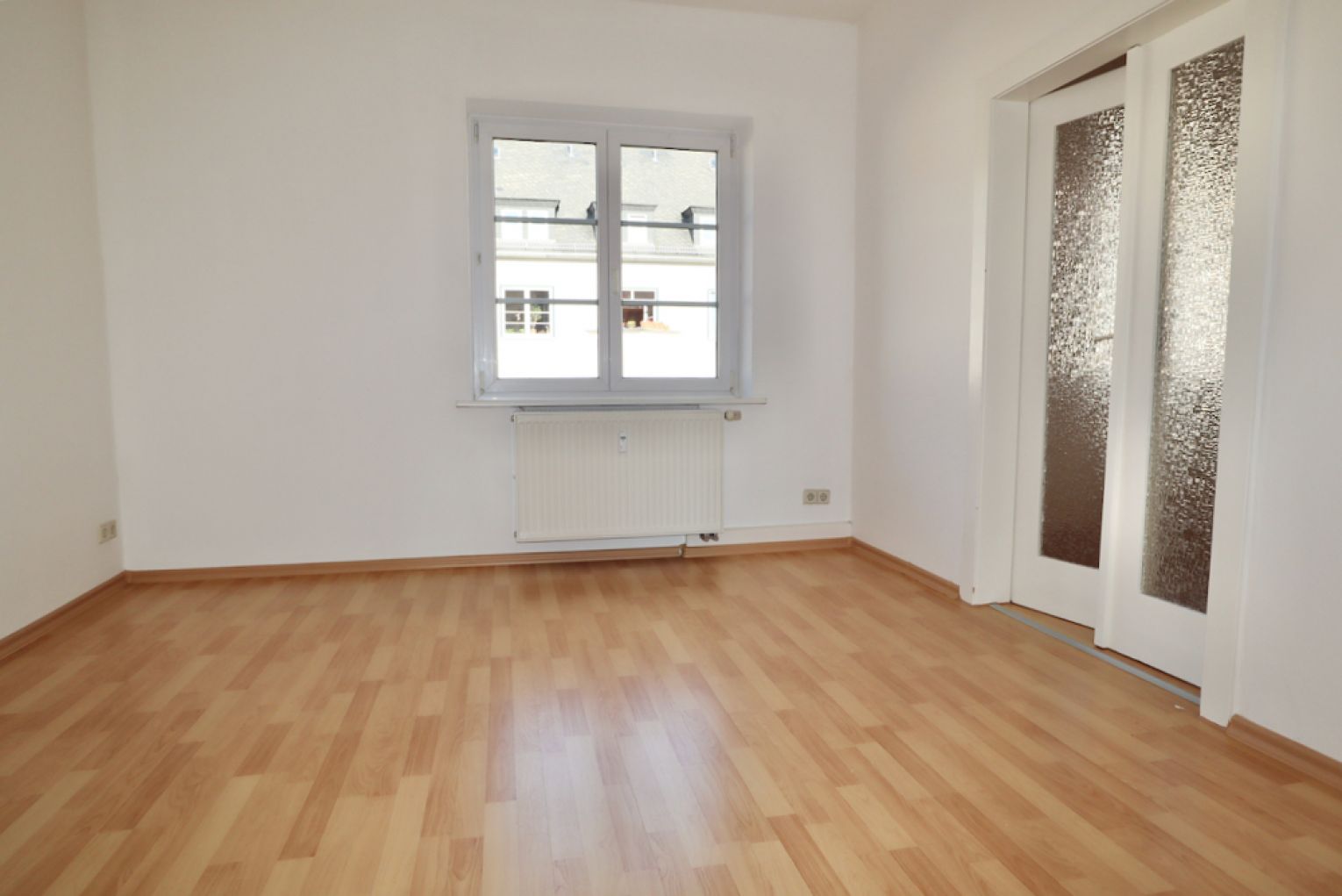Kaßberg • 3-Zimmer • Sonnenbalkon • Tageslichtbad • Laminat • Einbauküche • Stellplatz • Anschauen!?