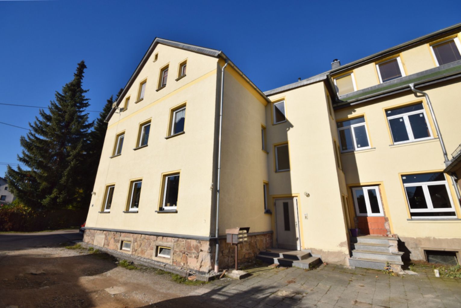 2-Zimmer Wohnung in Wittgensdorf • Dachgeschoss • Bad mit Dusche • offene Küche • Garten • Parkplatz