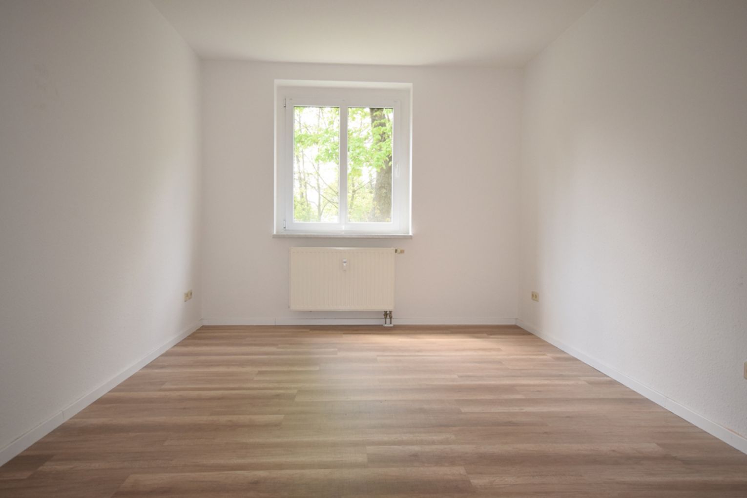 3-Zimmer Wohnung • renoviert • Balkon •  Bad mit Wanne und Fenster • Laminat • gleich anschauen!?