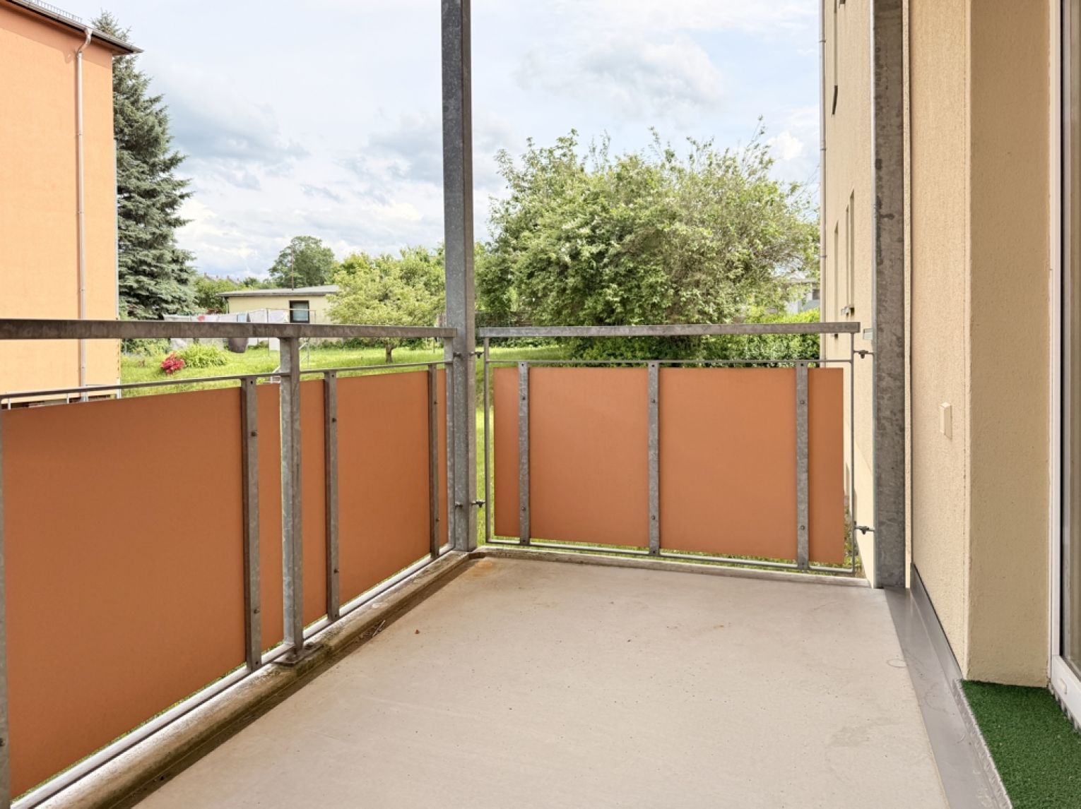 Tageslichtbad mit Wanne • 2 Zimmer • am Heimgarten • Balkon • Top-Preis! • Neues Laminat
