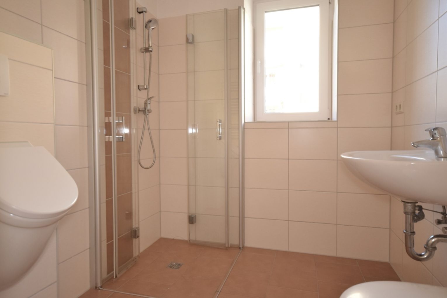 3 Zimmer • Südbalkon • modernes Laminat • Hochparterre • Stellplatz • Fussbodenheizung • TOP!