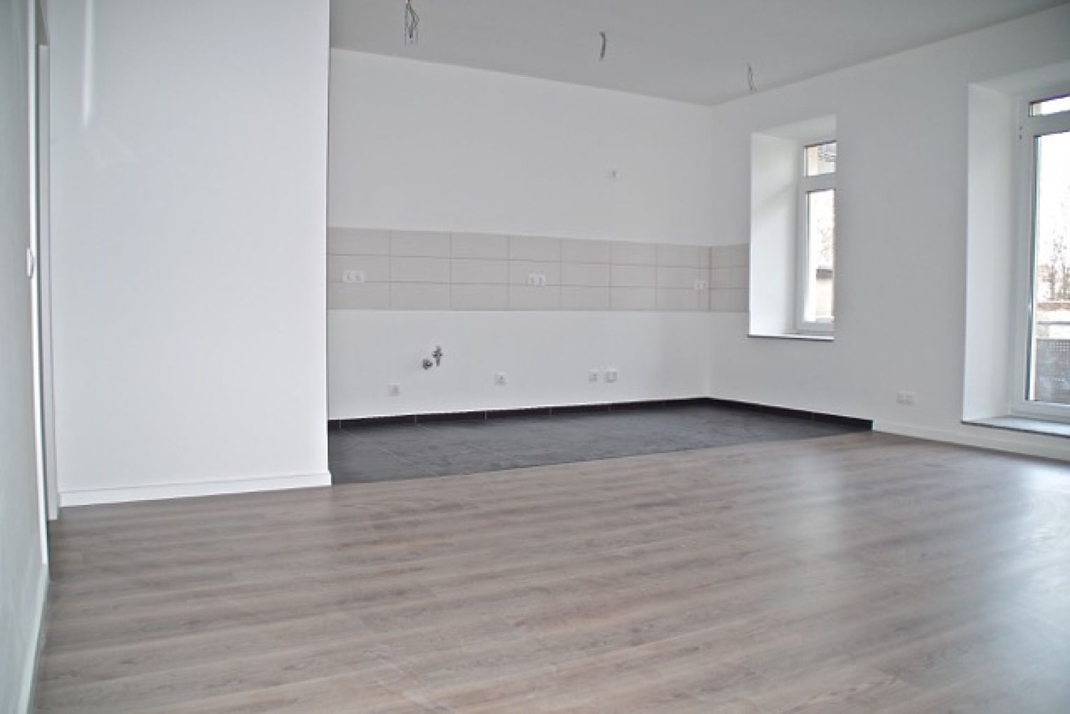 4 Zimmer • Fussbodenheizung • 2 Bäder • Balkon • schickes Laminat • Stellplatz • offene Küche • TOP!
