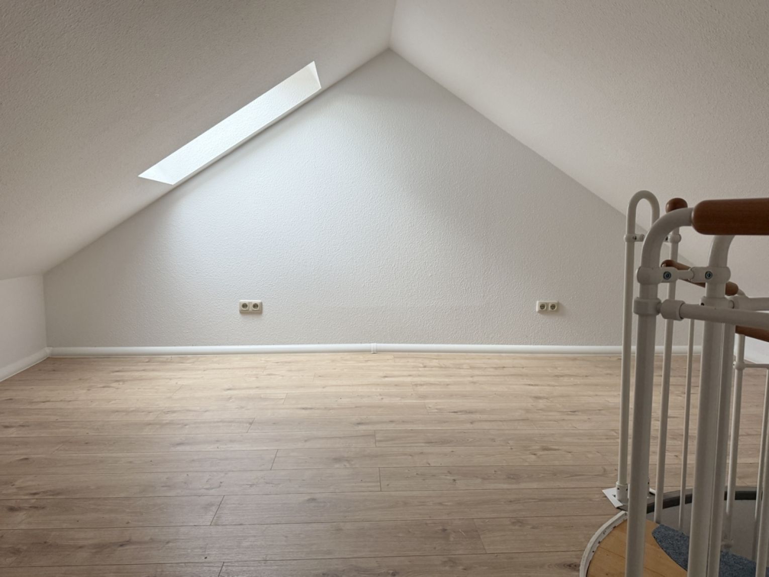 Mal was Anderes • 2 Zimmer • neues Laminat • offene Küche • Haus mit Aufzug • Balken-Flair • TOP!