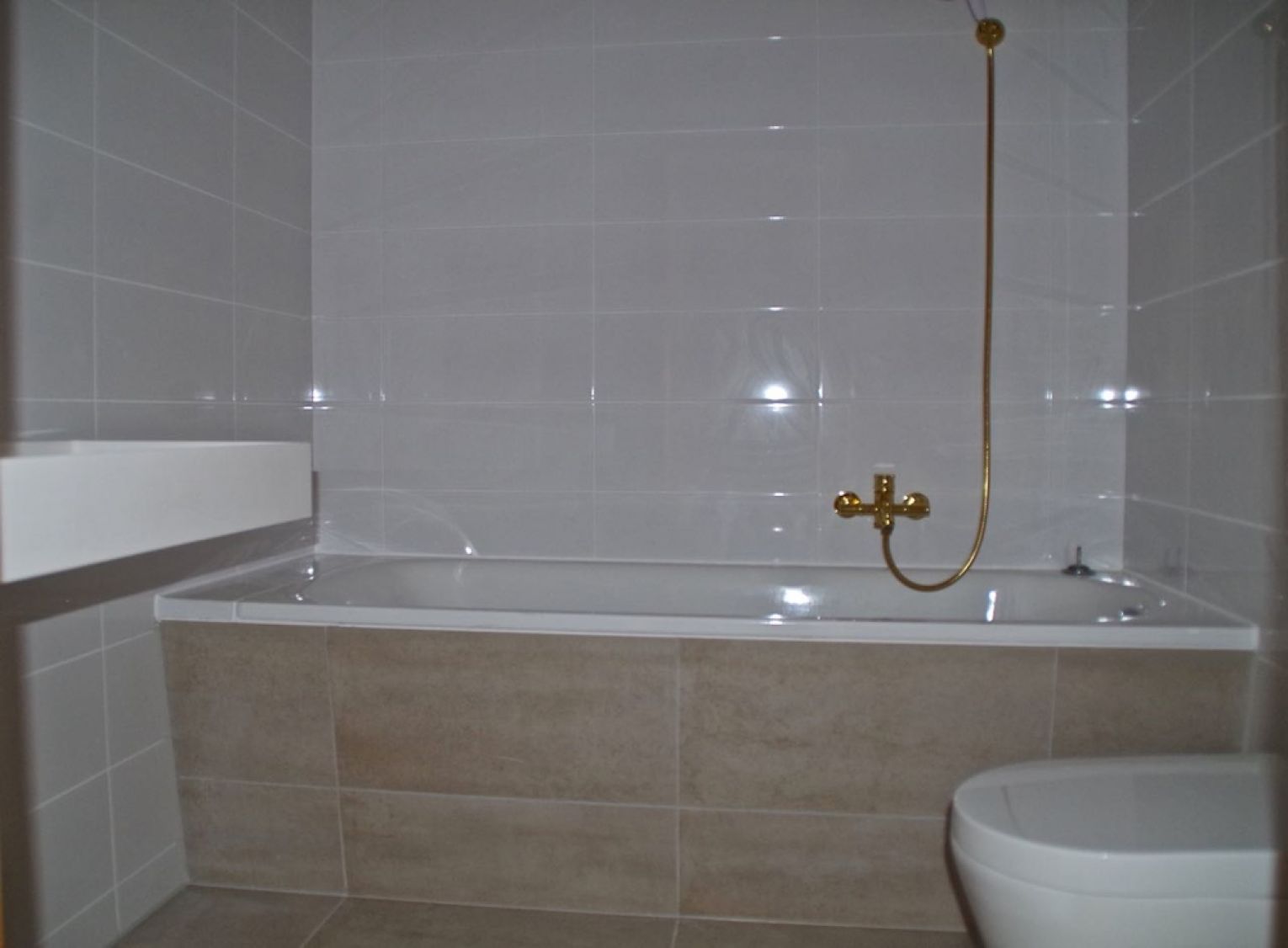 Modern • großzügig • Dachschrägen • Bad mit Wanne • Einbauküche • Laminat • unbedingt Anschauen !
