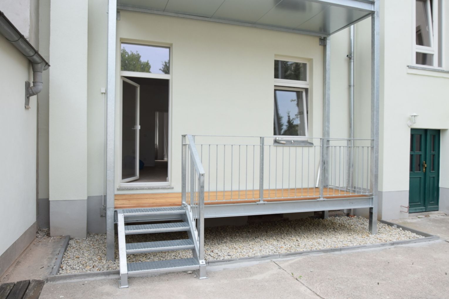 Tageslichtbad mit Wanne und Dusche • modernes Laminat • Abstellraum • Gartenmitbenutzung