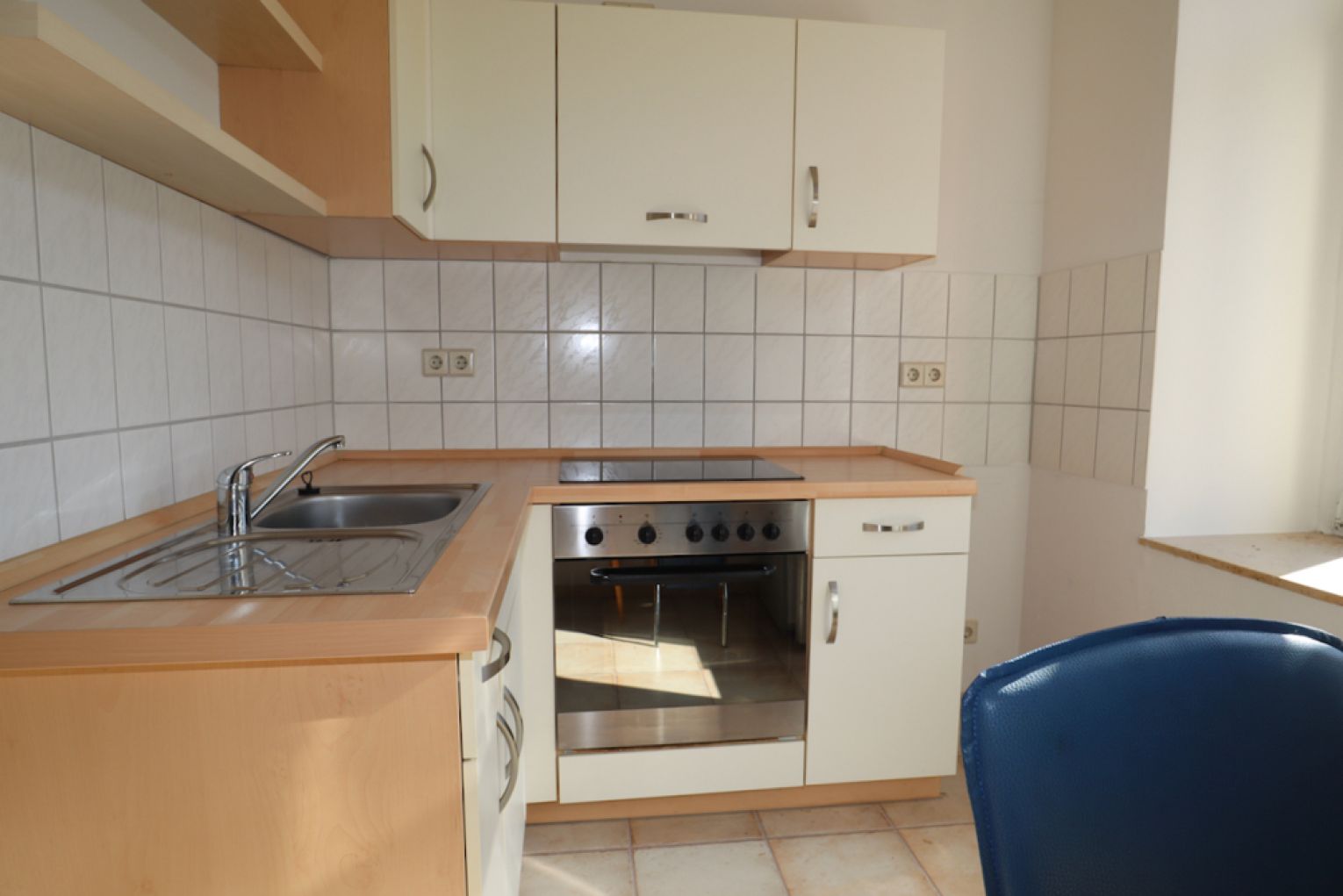 3 Zimmer • Einbauküche • Laminat • Grüner Innenhof • toller Grundriss • Hochparterre • ANSCHAUEN !?