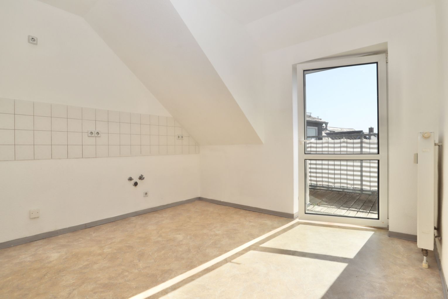Dachgeschoss • Chemnitz • 2-Raum Wohnung • Schloßchemnitz • Südbalkon • Einbauküche • jetzt anrufen