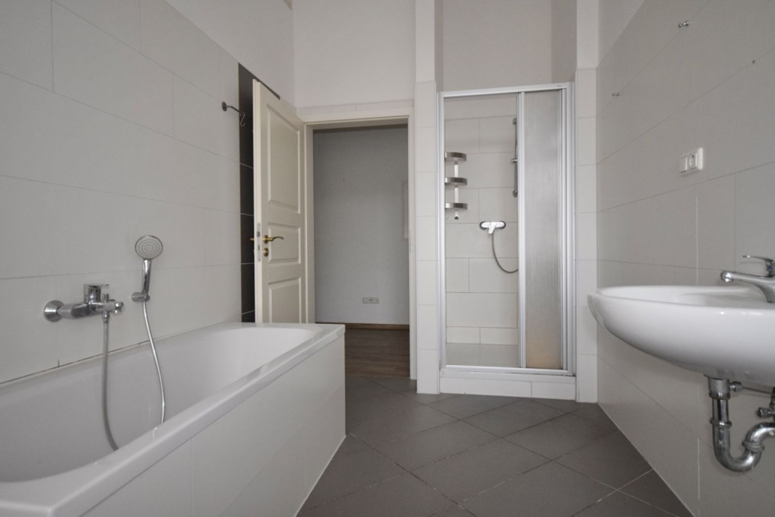 Eindrucksvolle große Räume • Sanitäranlage mit Wanne & Dusche • Laminat • Teeküche • jetzt Mieten