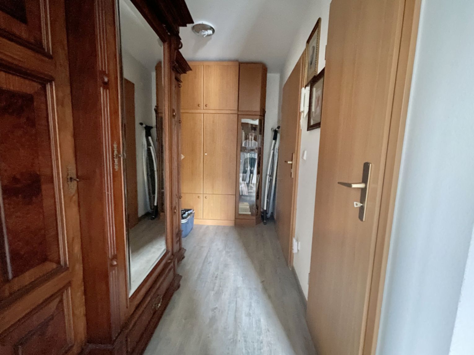 schickes Laminat • Einbauküche • Balkon • toller Grundriss • sehr gepflegtes Haus • modernes Bad