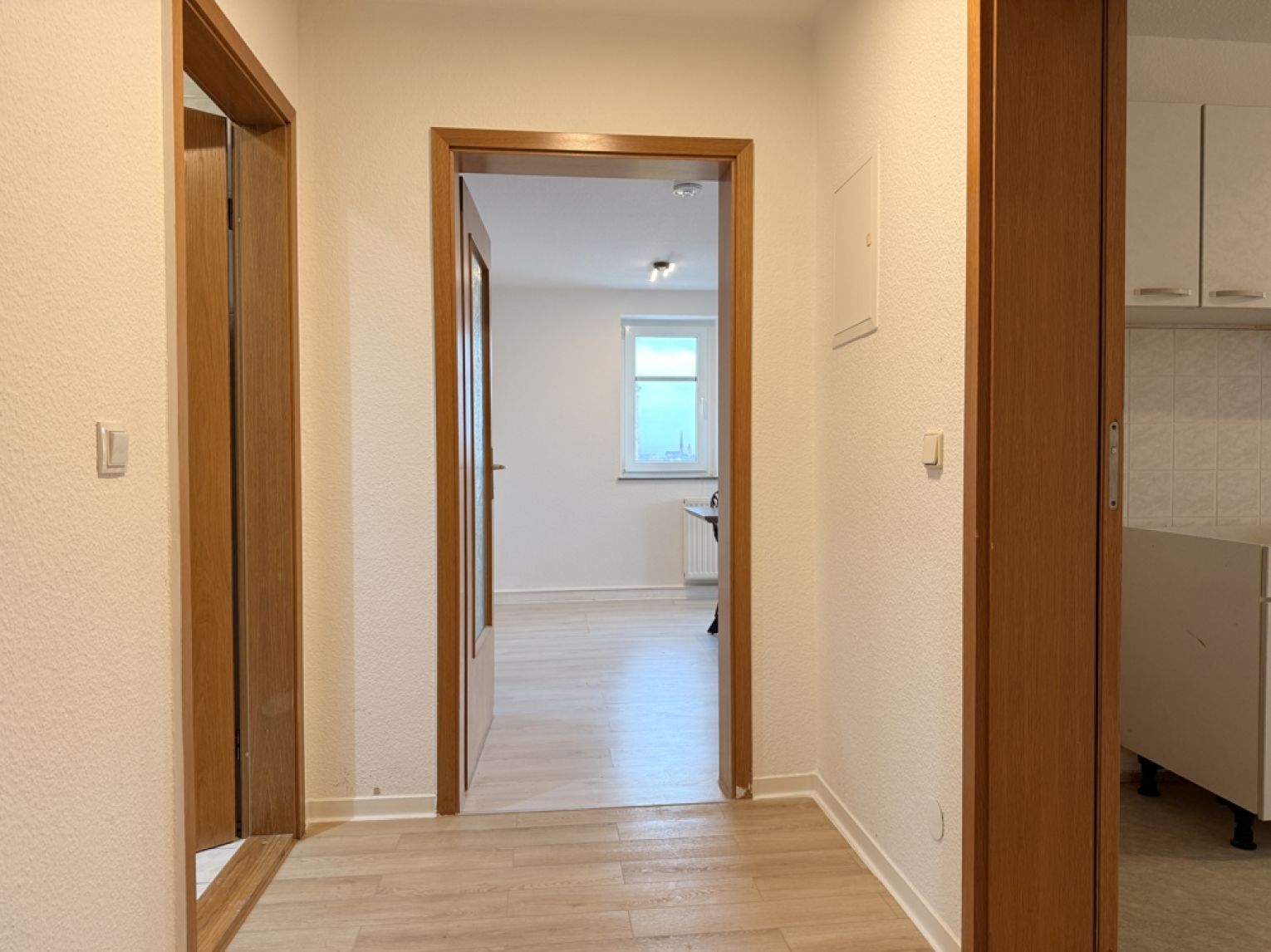 53 qm im Dachgeschoss • Laminat • 2-Zimmer • Einbauküche • Wanne & Dusche • optional teilmöbliert!