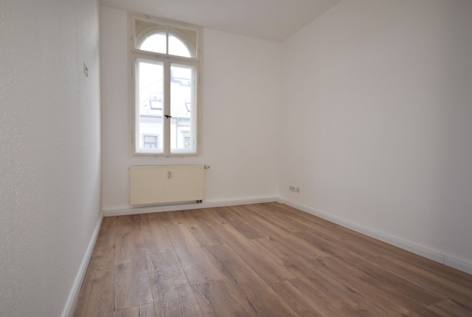 3-Raum in Chemnitz • separates WC • Laminat • imposante Jugendstilvilla • Altbau • mit Einbauküche!