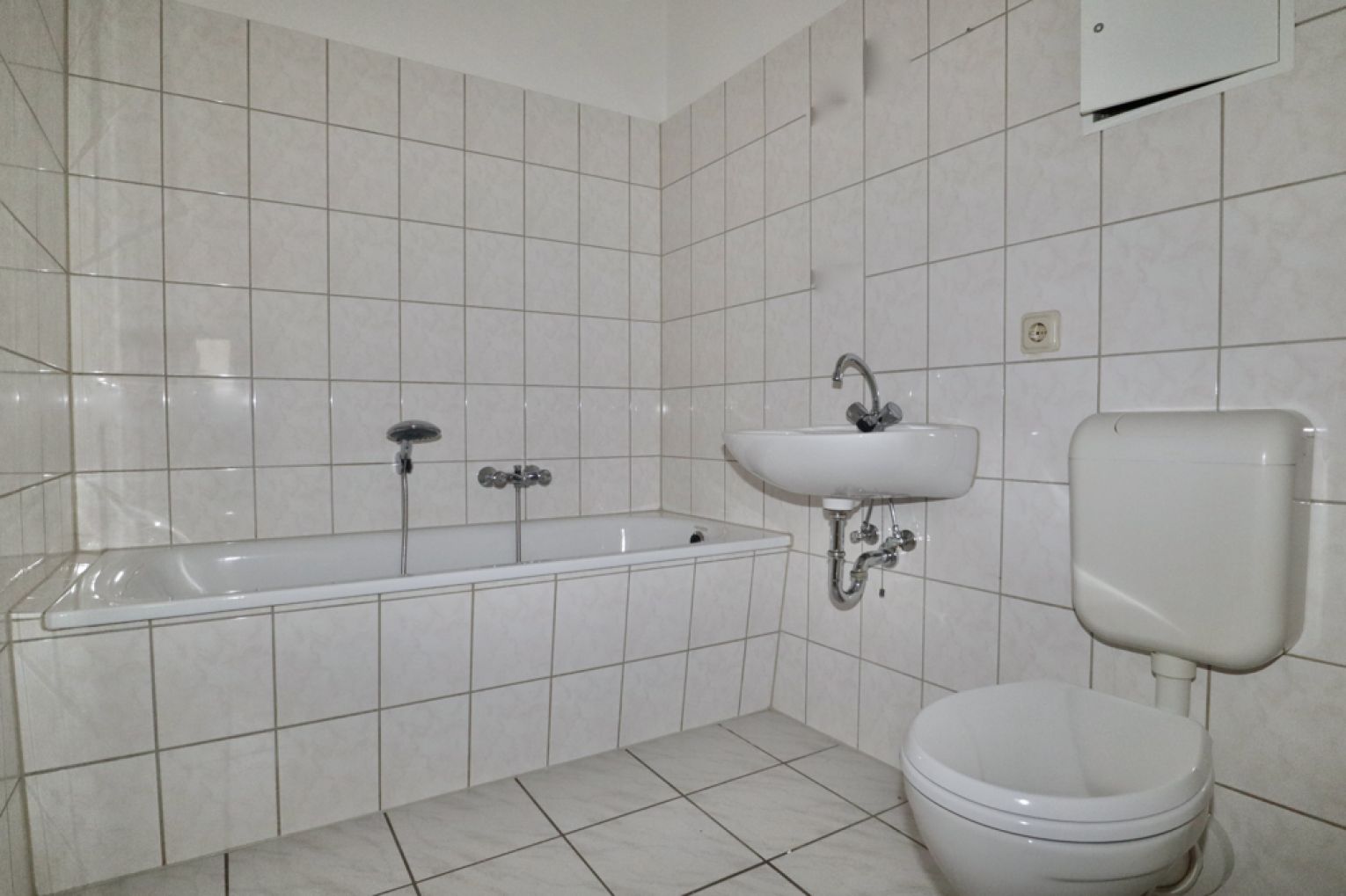 Sonnenberg • 3-Zimmer • Mietwohnung • Einbauküche • in Chemnitz • neues Laminat • modern • ruf an!